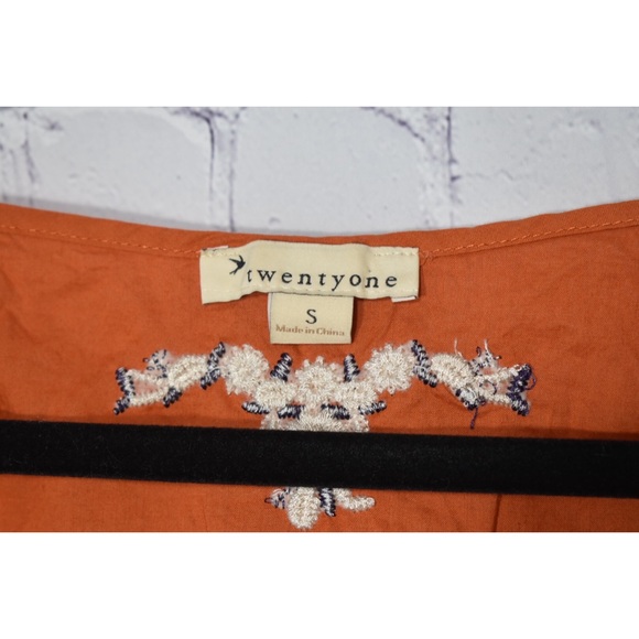 Embroidered Tank Top Blouse - Picture 7 of 8